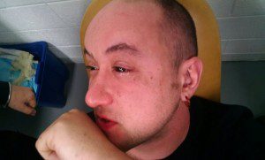 Un grupo de científicos independientes realizan un experimento para atribuir visión nocturna a una persona usando Chlorin e6.